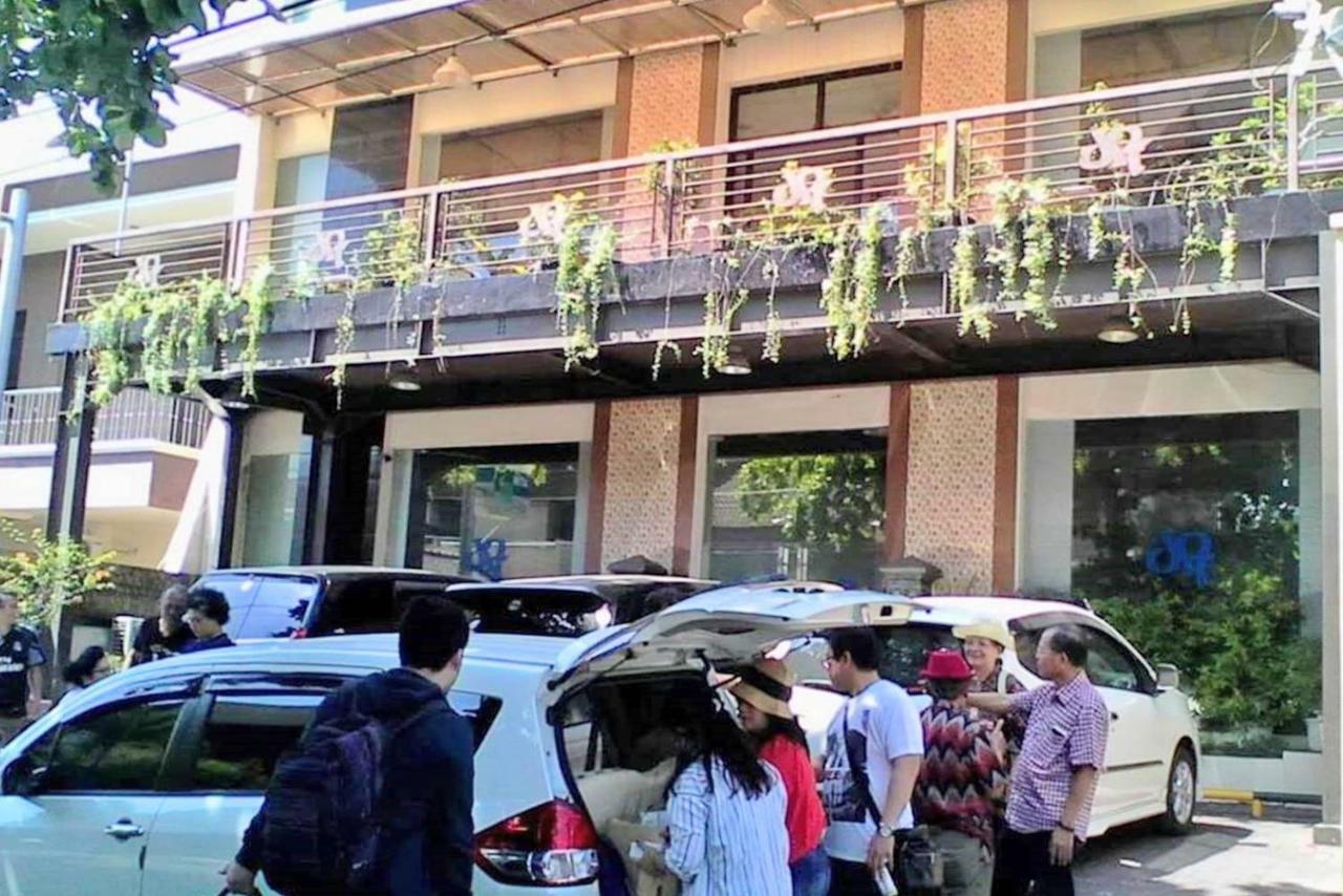 Hotel Graha Dpt 33 Surabaya Exterior photo